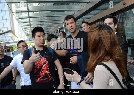 Deutsche ehemaliger Spieler Michael Ballack, am höchsten, wird von Fans und Leibwächtern umgeben, wie er ein Hotel verlässt mit seiner Freundin Natacha Tannous in Shangh Stockfoto