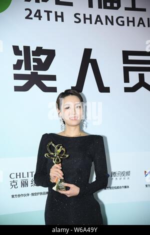 Chinesische Schauspielerin Ma Yili stellt mit ihrer Trophäe für die beste weibliche Hauptdarstellerin für ihre Rolle in dem TV-Drama "Die erste Hälfte meines Lebens", die im Rahmen der Schließung c Stockfoto