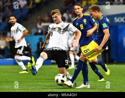 Timo Werner von Deutschland, Links, Herausforderungen Ludwig Augustinsson von Schweden in der Gruppe F match während der FIFA WM 2018 in Sotschi, Russland, 23. Juni Stockfoto