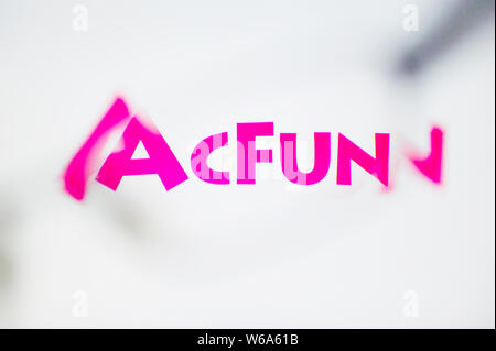 ---- Einen chinesischen Netizen durchsucht Chinesischen Video-Sharing-Website AcFun in Peking, China, 2. Februar 2018. Douyin Rivale, kurzes Video Sharing und Li Stockfoto