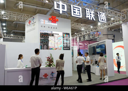 ---- Leute besuchen Sie den Stand von China Unicom (China United Telecommunications Corp) während einer Ausstellung in Dalian im Nordosten Chinas Liaoning Stockfoto