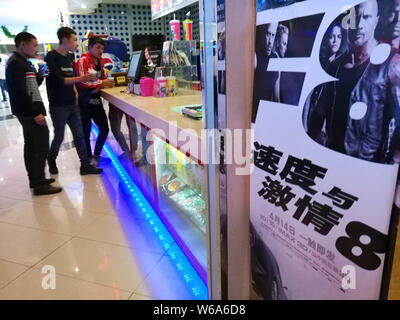 ---- Chinese filmgovers Tickets kaufen für den Film "Das Schicksal der wütenden', wie Schnell und wütend 8 und 8 bekannt, in einem Kino in der Stadt Huainan, e Stockfoto