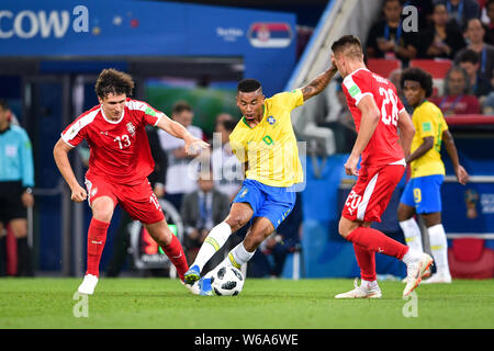 Gabriel Jesus von Brasilien, Mitte, Herausforderungen Milos Veljkovic, Links, und Sergej Milinkovic-Savic von Serbien in ihrer Gruppe E Gleichen während der FIFA WM Stockfoto