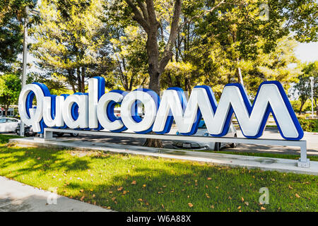 Juli 31, 2019 Santa Clara/CA/USA - Qualcomm Zeichen an ihre Silicon Valley Office; Qualcomm, Inc. ist eine US-amerikanische multinationale Halbleiter- und Tel. Stockfoto