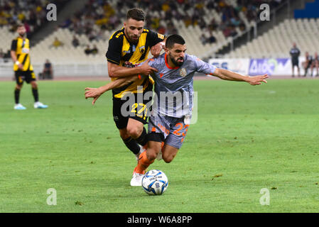 Athen, Griechenland. Juli 31, 2019. Paulinho Mota (Nr. 27) der AEK und Behich Aziz (Nr. 23) Der Basaksehir, mias Für den Ball. Credit: Dimitrios Karvountzis/Pacific Press/Alamy leben Nachrichten Stockfoto