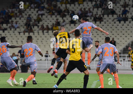 Athen, Griechenland. Juli 31, 2019. Crivelli Enzo (Nr. 27) Der Basaksehir und Vranjes Ognjen (Nr. 21) von AEK MIAS für den Ball. Credit: Dimitrios Karvountzis/Pacific Press/Alamy leben Nachrichten Stockfoto