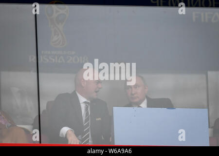 FIFA-Präsident Gianni Infantino, Links, im Gespräch mit dem russischen Präsidenten Wladimir Putin bei der Eröffnung der Fußball-Weltmeisterschaft 2018 in Russland Mosc Stockfoto