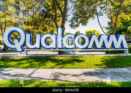 Juli 31, 2019 Santa Clara/CA/USA - Qualcomm Zeichen an ihre Silicon Valley Office; Qualcomm, Inc. ist eine US-amerikanische multinationale Halbleiter- und Tel. Stockfoto