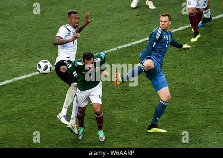 Rafael Marquez von Mexiko, Mitte, Herausforderungen, Jerome Boateng, Links, und Torhüter Manuel Neuer von Deutschland in ihrer Gruppe F Gleichen während der FIFA WM Stockfoto