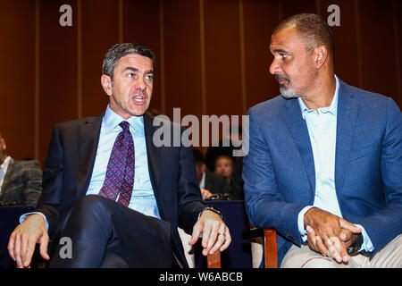 Der niederländische Fußballtrainer und ehemaliger Fußballspieler Ruud Gullit, rechts, und italienischer Fußballtrainer und ehemaliger Fußballspieler Alessandro Costacurta an Stockfoto