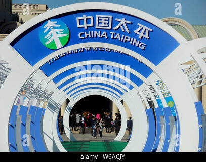 ---- Leute besuchen Sie den Stand von China Taiping Insurance während einer Ausstellung in Peking, China, 29. Oktober 2015. Chinesischen Versicherungsgesellschaften sah t Stockfoto