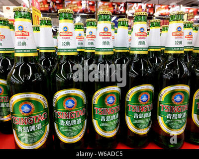 ------ Flaschen Tsingtao Beer Tsingtao Brauerei sind für den Verkauf in einem Supermarkt in Shenzhen, der südchinesischen Provinz Guangdong, 8. Mai 2018. Stockfoto