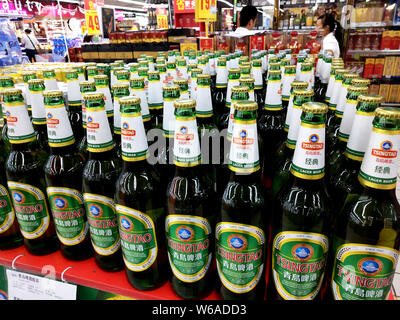 ------ Flaschen Tsingtao Beer Tsingtao Brauerei sind für den Verkauf in einem Supermarkt in Shenzhen, der südchinesischen Provinz Guangdong, 8. Mai 2018. Stockfoto