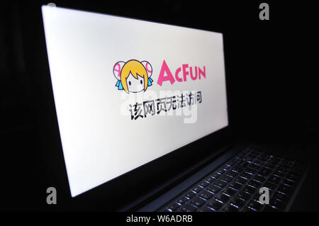 ---- Einen chinesischen Netizen durchsucht Chinesischen Video-Sharing-Website AcFun in Anqing Stadt, der ostchinesischen Provinz Anhui, 2. Februar 2018. Hacker Angriff Stockfoto