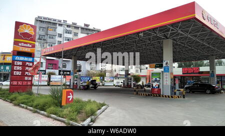 ---- Blick auf eine Tankstelle von PetroChina, eine Tochtergesellschaft der CNPC (China National Petroleum Corporation), in Qiqihar City, im Nordosten Chinas Heilongji Stockfoto