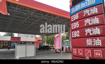 ---- Blick auf eine Tankstelle von PetroChina, eine Tochtergesellschaft der CNPC (China National Petroleum Corporation), in Qiqihar City, im Nordosten Chinas Heilongji Stockfoto