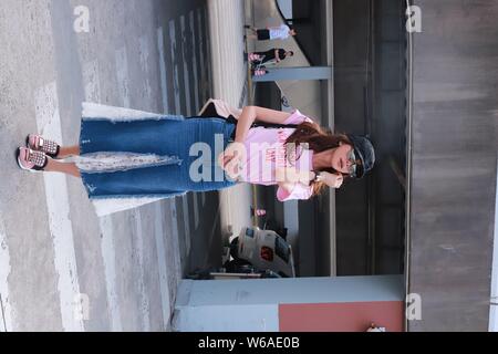 Taiwanesische Schauspielerin Lin Chi-ling abgebildet ist auf dem Internationalen Flughafen Shanghai Hongqiao in Shanghai, China, 17. Juni 2018. Stockfoto