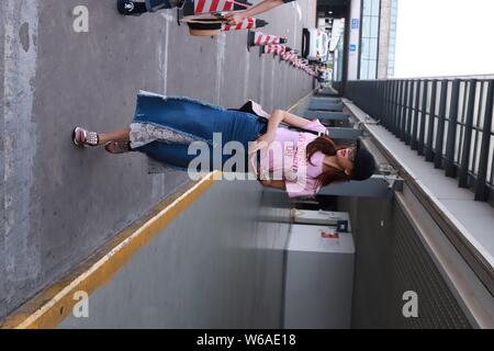 Taiwanesische Schauspielerin Lin Chi-ling abgebildet ist auf dem Internationalen Flughafen Shanghai Hongqiao in Shanghai, China, 17. Juni 2018. Stockfoto