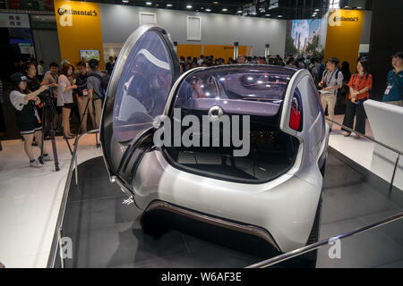 Eine Smart Vision EQ Fortwo Concept Car der Daimler AG ist auf dem Display während der 2018 International Consumer Electronics Show (CES Asien Asien 2018) in Shang Stockfoto