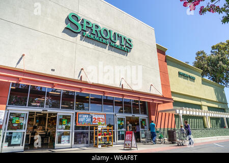 Juli 31, 2019 Sunnyvale/CA/USA - Eintritt zu einer der Supermärkte in South San Francisco Bay Area die Sprößlinge von Bauer Stockfoto