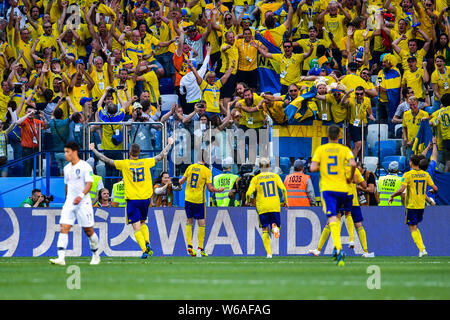 Die fussballer von Schweden feiern, nachdem Andreas Granqvist ein Ziel durch Elfmeter gegen Südkorea in ihrer Gruppe F match während der FIFA-zählte Stockfoto