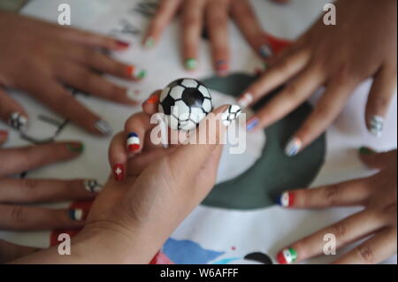 Weibliche Fußball-Fans zeigen ihre Nail Art Design durch die FIFA WM 2018 in Liaocheng city inspiriert, der ostchinesischen Provinz Shandong, 11. Juni 2018. Stockfoto