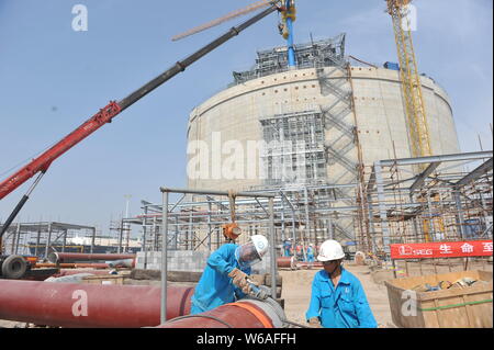 Ein verflüssigtes Erdgas (LNG) Speicher mit 160.000 Kubikmetern Speicherkapazität von Cnooc (China National Offshore Oil Corporation) durchläuft Stockfoto