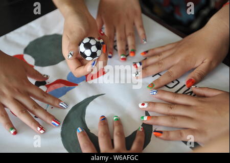 Weibliche Fußball-Fans zeigen ihre Nail Art Design durch die FIFA WM 2018 in Liaocheng city inspiriert, der ostchinesischen Provinz Shandong, 11. Juni 2018. Stockfoto