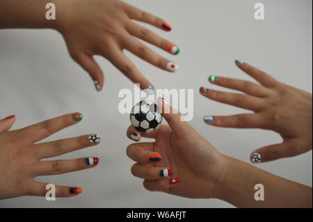 Weibliche Fußball-Fans zeigen ihre Nail Art Design durch die FIFA WM 2018 in Liaocheng city inspiriert, der ostchinesischen Provinz Shandong, 11. Juni 2018. Stockfoto