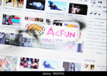 ---- Einen chinesischen Netizen durchsucht Chinesischen Video-Sharing-Website AcFun in Peking, China, 2. Februar 2018. Douyin Rivale, kurzes Video Sharing und Li Stockfoto