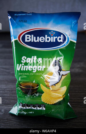 Paket von Salz und Essig Chips von Bluebird gemacht. Grün und Blau Paket mit dem Pinguin auf der Vorderseite. Führende Marke der Welligkeit schneiden Pommes oder Chips NZ Stockfoto