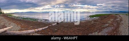 Malerische Panoramaaussicht auf die Landschaft Rathtrevor Beach Provincial Park Parksville Vancouver Island BC Sonnenuntergang Skyline Strait of Georgia Pazifikküste Stockfoto