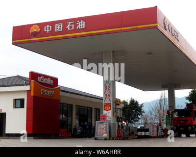 ---- Blick auf eine Tankstelle der CNPC (China National Petroleum Corporation), Muttergesellschaft von PetroChina, in Wanzhou district, Chongqing, China, 29. Stockfoto