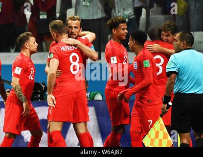 Harry Kane von England feiert mit Jordanien Henderson, nachdem er sein erstes Tor gegen Tunesien in ihrer Gruppe G Gleichen während der FIFA Fussball-Weltmeisterschaft 2018 Stockfoto