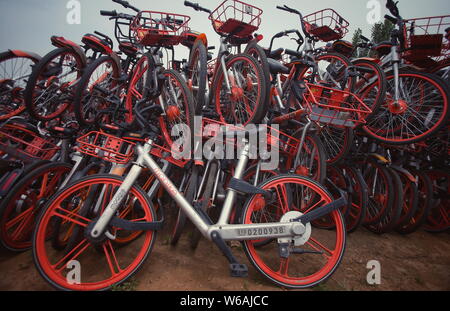 Fahrräder der Chinesischen bike-sharing service Mobike sind in einem verlassenen Ziegelfabrik in Wangzuo Stadt angehäuft, Fengtai District, Beijing, China, 6. Juni 2 Stockfoto
