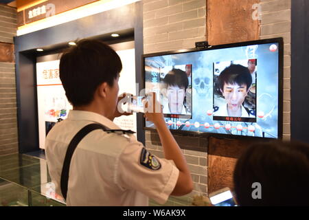 Besucher Fotos von Süchtiger vor und nach der Einnahme von Drogen in der Provinz Hebei (Shijiazhuang) Anti-Ausbildung Droge Base die 31. Internationale zu markieren Stockfoto