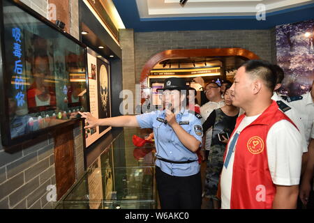 Besucher Fotos von Süchtiger vor und nach der Einnahme von Drogen in der Provinz Hebei (Shijiazhuang) Anti-Ausbildung Droge Base die 31. Internationale zu markieren Stockfoto