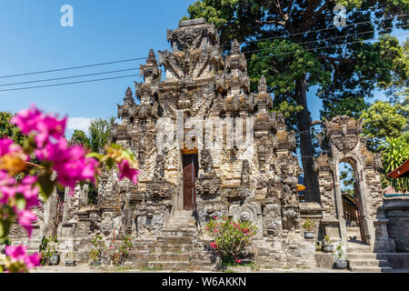 Eingangstor Paduraksa im Pura Dalem Segara Madhu oder Pura Dalem Jagaraga - eine nördliche Balinesischen hinduistischen Tempel. Jagaraga Dorf, Buleleng, Bali, Indone Stockfoto
