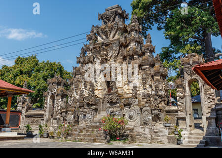 Eingangstor Paduraksa im Pura Dalem Segara Madhu oder Pura Dalem Jagaraga - eine nördliche Balinesischen hinduistischen Tempel. Jagaraga Dorf, Buleleng, Bali, Indone Stockfoto