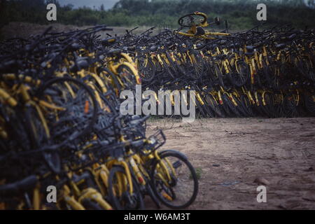 Fahrräder der Chinesischen bike-sharing service Mobike sind in einem verlassenen Ziegelfabrik in Wangzuo Stadt angehäuft, Fengtai District, Beijing, China, 6. Juni 2 Stockfoto