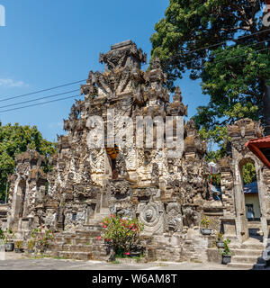 Eingangstor Paduraksa im Pura Dalem Segara Madhu oder Pura Dalem Jagaraga - eine nördliche Balinesischen hinduistischen Tempel. Jagaraga Dorf, Buleleng, Bali, Indone Stockfoto