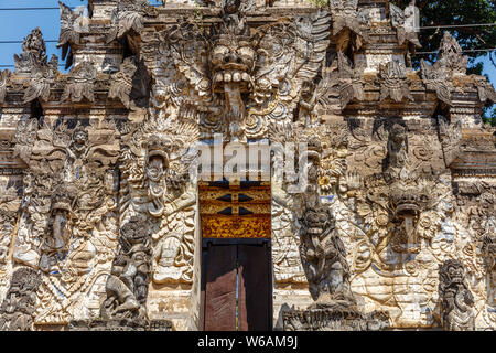 Eingangstor Paduraksa im Pura Dalem Segara Madhu oder Pura Dalem Jagaraga - eine nördliche Balinesischen hinduistischen Tempel. Jagaraga Dorf, Buleleng, Bali, Indone Stockfoto