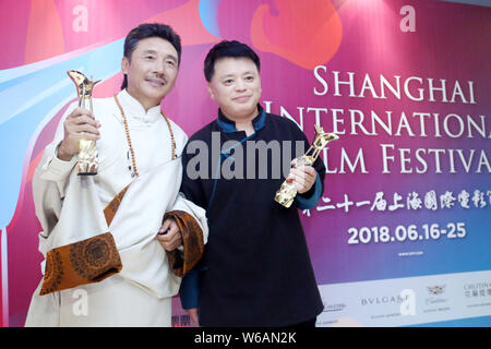 Sonthar Gyal, rechts, Direktor von 'Ala Changso", erhält den Großen Preis der Jury Award bei der Verleihung des 21. Goldener Pokal Auszeichnungen während des Th Stockfoto