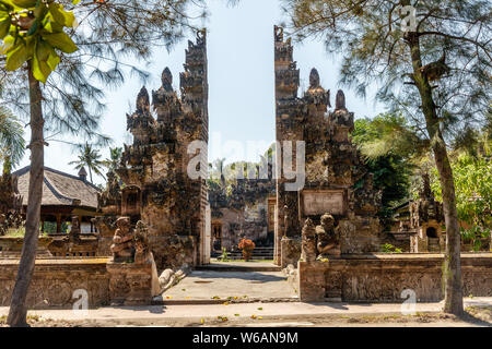 Toren Cadi Bentar im Pura Beji Sangsit - eine nördliche Balinesischen hinduistischen Tempel. Sangsit Dorf, Buleleng, Bali, Indonesien. Stockfoto