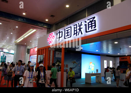 ---- Leute besuchen Sie den Stand von China Unicom (China United Telecommunications Corp) während einer Ausstellung in Wuhan City, Central China Hubei provin Stockfoto