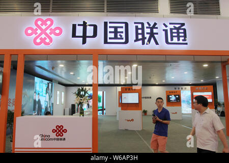 ---- Leute besuchen Sie den Stand von China Unicom (China United Telecommunications Corp) während einer Ausstellung in Wuhan City, Central China Hubei provin Stockfoto