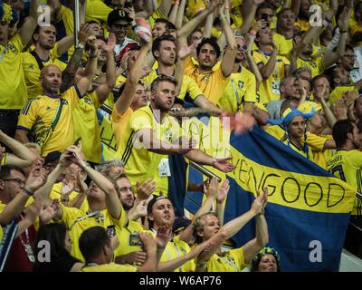 Schwedische Fans halten Fahnen und Banner in der Gruppe F Match zwischen Deutschland und Schweden während der FIFA WM 2018 in Sotschi, Russland, 23. Juni 2018. Stockfoto