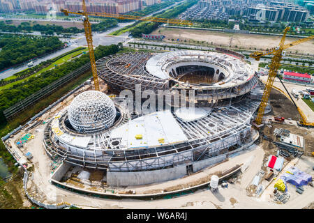 Ein Luftbild von der Shanghai Planetarium im Bau, das größte Planetarium der Welt nach seiner Fertigstellung, in Lingang Bereich Stockfoto