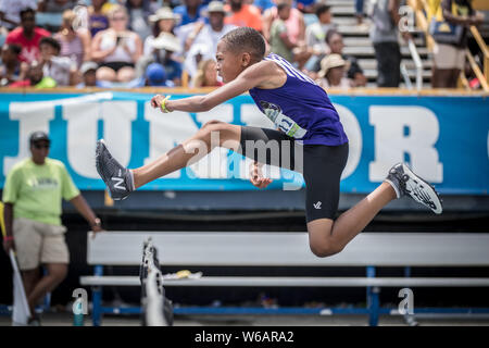 Greensboro, North Carolina, USA. Juli 31, 2019. Quincy Wilson konkurriert in der Jungen 80 Meter Hürden 11 Jahre alt während der 2019 AAU Junior Olympic Games bei BB&T Stadium in Greensboro, North Carolina. Prentice C. James/CSM/Alamy leben Nachrichten Stockfoto