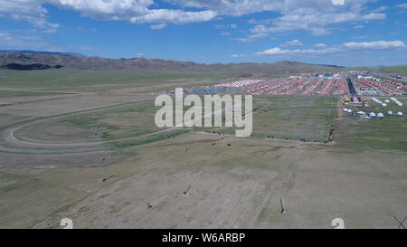 Luftbild der Neuen Residenz der Kasachen in die roten Dächer aufgereiht auf einer Wiese in Yiwu County, Hami Stadt im Nordwesten Chinas Xinjiang Uyghur Autonomou Stockfoto